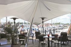 Herrliches Ambiente: eine der beiden Terrassen zwischen Restaurant, Palmen und Segeln.