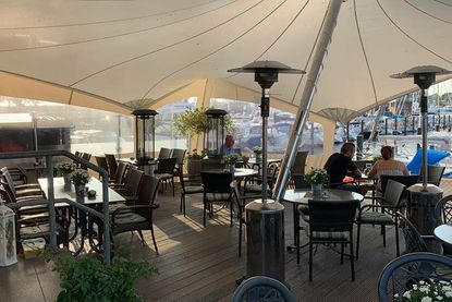 Herrliches Ambiente: eine der beiden Terrassen zwischen Restaurant, Palmen und Segeln.