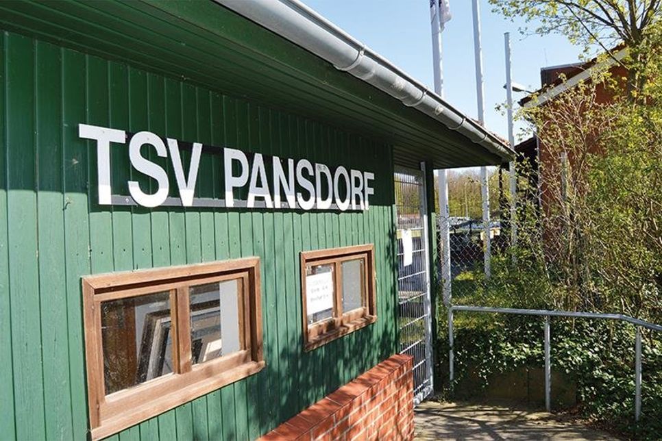 Derzeit kein Betrieb: Der gesperrte Eingang zum Dr. Curd-Wassmund-Sportplatz in Pansdorf .
