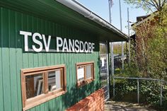Derzeit kein Betrieb: Der gesperrte Eingang zum Dr. Curd-Wassmund-Sportplatz in Pansdorf .