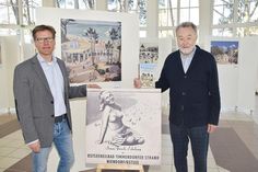 Timmendorfer Strands Tourismuschef Joachim Nitz und Dr. Heiner Herde (rechts) freuen sich über die Ausstellung mit 22 Bilder aus dem Buch „Timmendorfer Strand – Bilder aus den Wirtschaftswunderjahren“, die aktuell in der Trinkkurhalle gezeigt wird.
