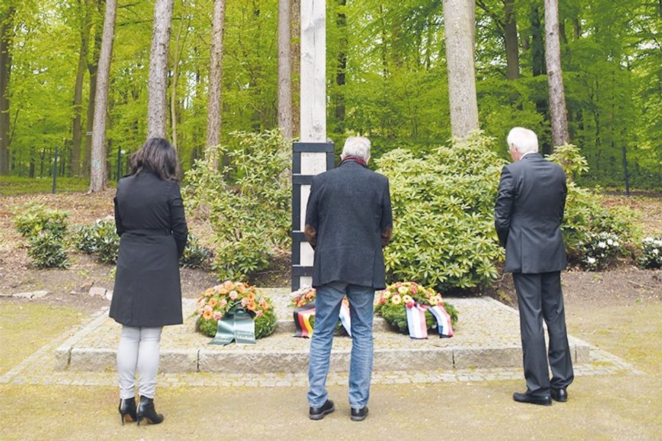 Zum Gedenken an die Opfer der „Cap Arcona“- und „Thielbek“-Katastrophe legten Bürgermeisterin Bettina Schäfer, Landrat Reinhard Sager und Haffkrugs Dorfvorsteher Helmut Kurth am vergangenen Sonntag, dem 75. Jahrestag der Tragödie, drei Kränze am Ehrenmal in Haffkrug nieder.