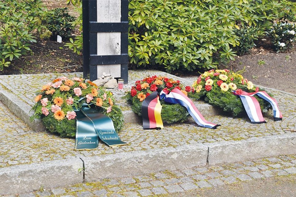 Zum Gedenken an die Opfer der „Cap Arcona“- und „Thielbek“-Katastrophe legten Bürgermeisterin Bettina Schäfer, Landrat Reinhard Sager und Haffkrugs Dorfvorsteher Helmut Kurth am vergangenen Sonntag, dem 75. Jahrestag der Tragödie, drei Kränze am Ehrenmal in Haffkrug nieder.