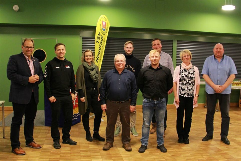 Bürgermeister Mirko Spieckermann mit dem TSV-Vorstand: Beisitzer Sascha Herz, Schriftwartin Julia Hamer, Kassenwart Ulf Kuzla, Beisitzer Rico Schendel, Beisitzer und Vorsitzender des Jugendvorstands Philip Horn, stellvertretender Vorsitzender Jugendvorstand Jonas Klemens, 2. Vorsitzende Anett Virsnitis und 1. Vorsitzender Jörg Henkel (v. lks.).