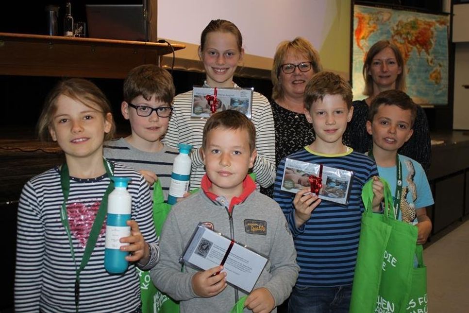 Die sechs Gewiner der Verlosung mit Martina Schmidt von der Sparkasse Holstein und Katinka Walter von der Kinderuni.