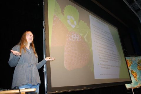 Ronja Naujokat vermittelte viel Wissen rund um die Erdbeere.