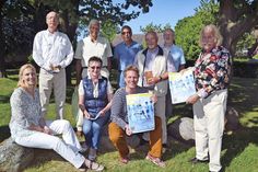 Benjamin Schmidt von der Kinder- und Jugendberatung der Gemeinde Scharbeutz (vorne in der Mitte) präsentierte der Presse mit Vertretern der unterstützenden Vereinen den Sommer-Ferienpass 2018. (Foto: René Kleinschmidt)