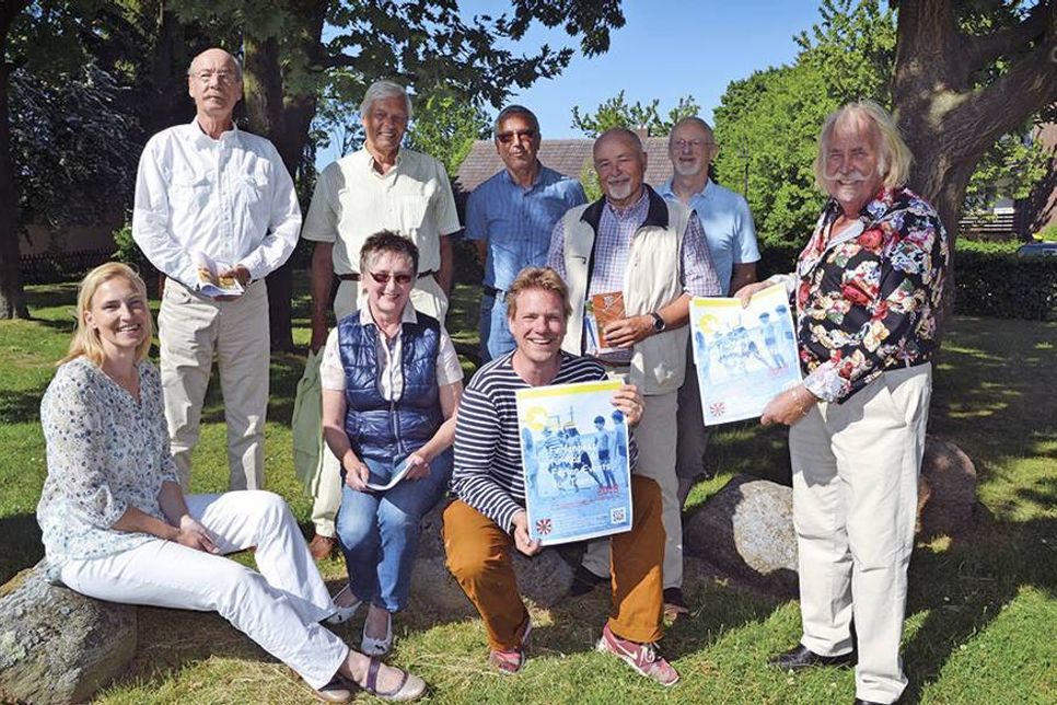 Benjamin Schmidt von der Kinder- und Jugendberatung der Gemeinde Scharbeutz (vorne in der Mitte) präsentierte der Presse mit Vertretern der unterstützenden Vereinen den Sommer-Ferienpass 2018. (Foto: René Kleinschmidt)
