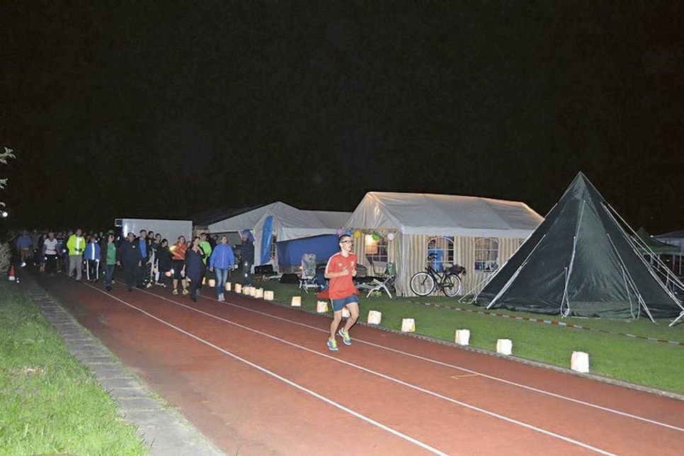 Die ganze Nacht über umrunden die Läufer und Walker den Sportplatz am Gymnasium am Mühlenberg.