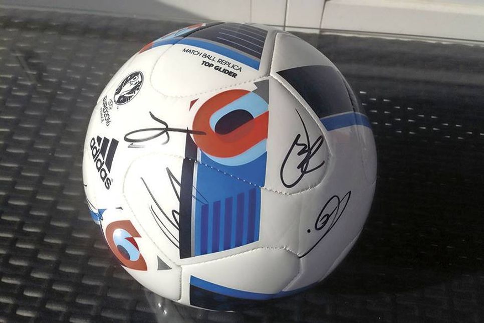 Ein EM-Fußball mit Original-Unterschriften wird im Rahmen der Benefizveranstaltung versteigert.