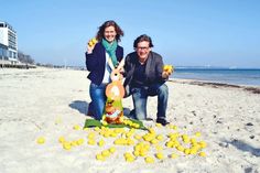 Doris Wilmer-Huperz und Hansi Conzelmann von der Tourismus-Agentur TALB freuen sich auf viele Besucher und Gäste zu Ostern in der Lübecker Bucht und stellten jetzt das bunte Programm vor. (Foto: Kleinschmidt)