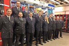 Die geehrten und beförderten Mitglieder (hinten von links): Matthias Kallweit, Jannik Schmidt, Simon Petersen, Tobias Harde, Mert Kartal, Pierre Dreger, (vorne von links): Sebastian Levgrün, Tobias Uecker, André Sehlke, Max Baumann, Charleen Pelz, Marc Rollmann, René Konietzny, Horst Brede und Patrick Bönig. (Foto: DS)