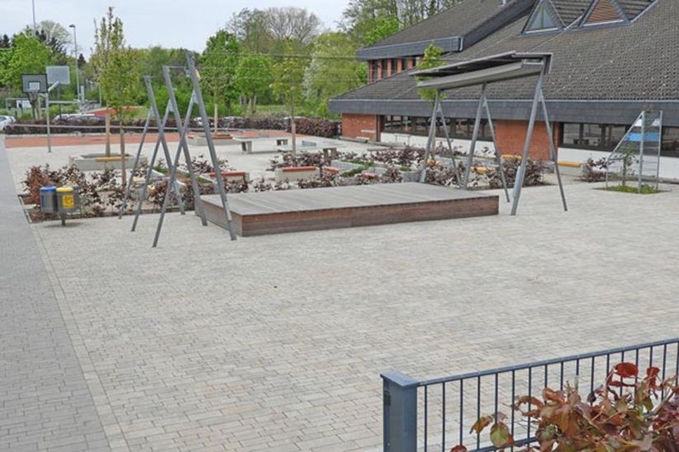 Weil auch ältere Schülerinnen und Schüler Platz für Erholung und Bewegung brauchen: Der Schulhof für Klassen 5 bis 10 - mit Pausenradio und Bühne.