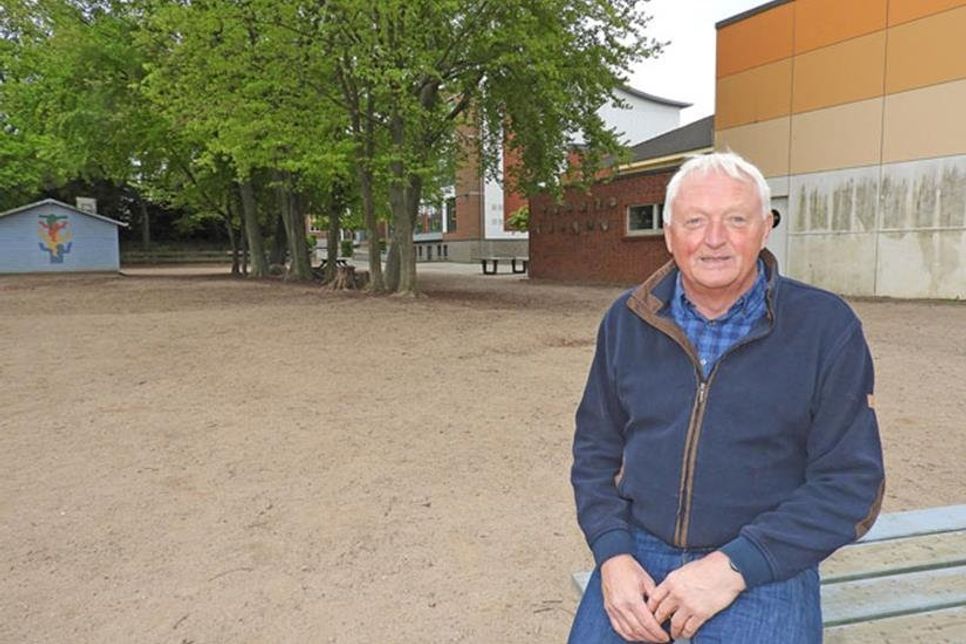 Peter Schultalbers auf dem Grundschulhof, der im Zuge der anstehenden Umbauarbeiten mit neuen Spielgeräten ausgestattet werden wird.
