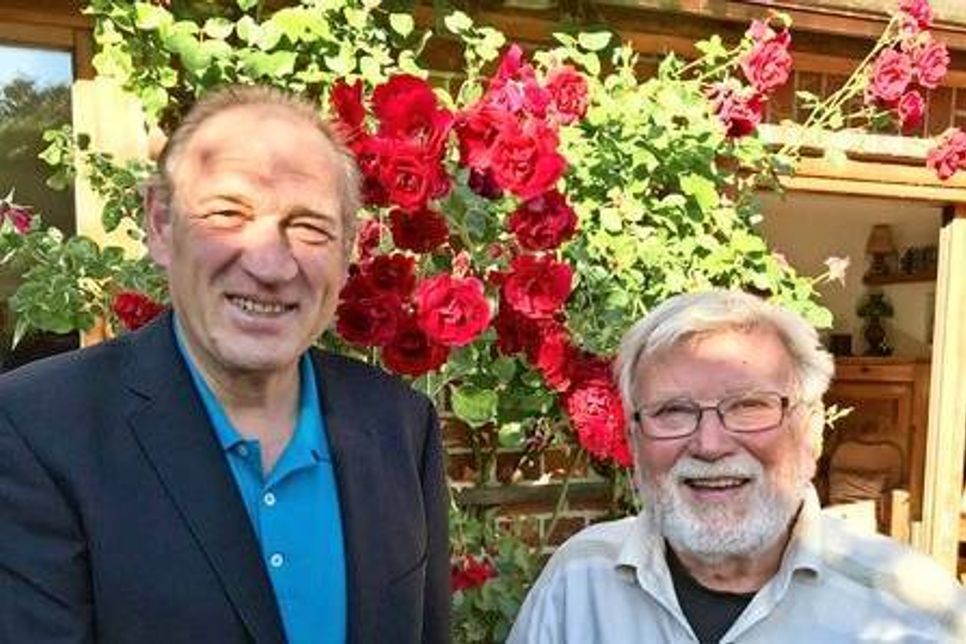 Sierksdorf. Nach über 50 Jahren Partei- und Kommunalpolitik gab Wilhelm Geberbauer (re.) den Vorsitz im Ortsverein der SPD Sierksdorf ab. Der neu gewählte 1. Vorsitzende Jörg Neumann (lks.) sowie Hans Gerhard Ramler dankten Geberbauer für seine politische Arbeit und fanden viele lobende Worte für den scheidenden Vorsitzenden, der im Rahmen der diesjährigen Weihnachtsfeier für seine Verdienste noch geehrt werden soll. Des Weiteren wurden Andrea Wellm zur stellvertretenden Vorsitzenden, Ingeborg Gosch zur Schatzmeisterin und Frank Pinto zum Schriftführer gewählt. (red)