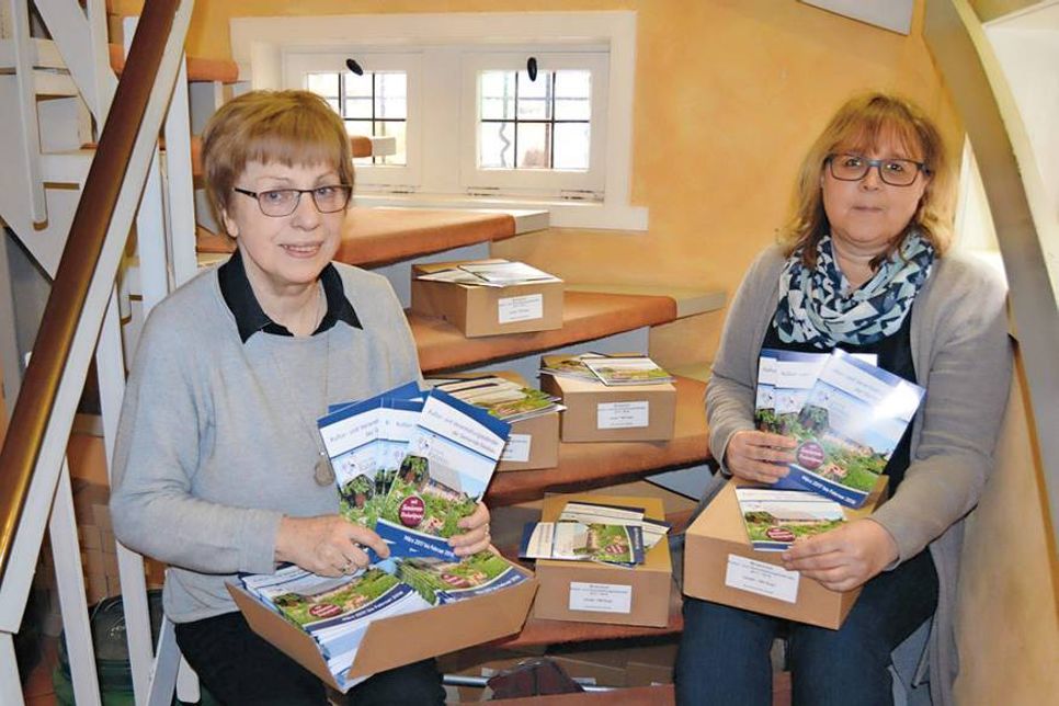 Kartonweise hat Verwaltungsmitarbeiterin Ute Pfensig (r.) den Kultur- und Veranstaltungskalender der Gemeinde Ratekau an allen öffentlichen Stellen verteilt und ausgelegt. Mit der Seniorenratsvorsitzenden Irmgard Bartholomé stellte sie jetzt im Rathaus die neuen Exemplare der Öffentlichkeit vor. (Foto: Setje-Eilers)
