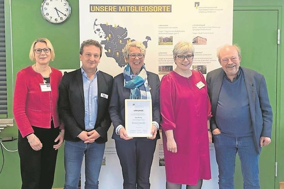 Der neugewählte Vorstand mit der Ehrenvorsitzenden (v. lks.) Christiana Lefebvre, Dr. Harald Schmid, Uta Körby, Indre Schmalfeld und Heino Schomaker. (Foto: Mirco Schlippes)