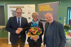 Bürgermeister Mirko Spieckermann, die bisherige Vorsitzende Uta Körby und der neugewählte Vereinsvorsitzende Heino Schomaker