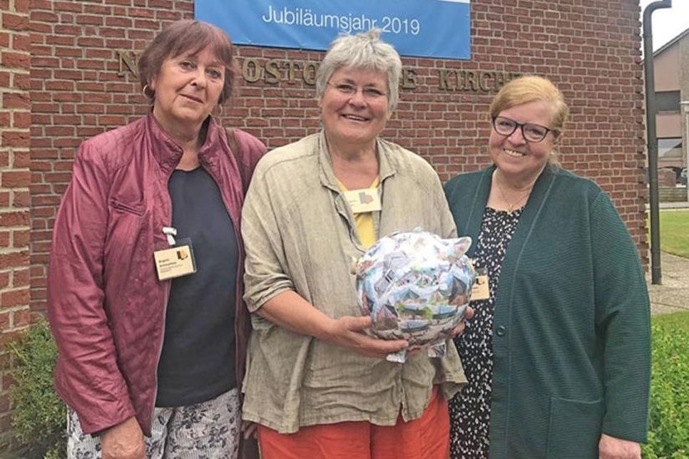 Nahmen die Spende in Form eines bunten Sparschweins dankend entgegen: Brigitte Schwanholz, Brigitte Maas und Annegret Pistol (v. li.) vom Vorstand der Hospizinitiative Eutin e.V.