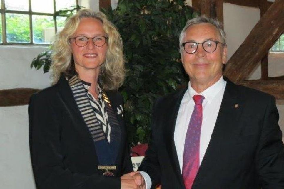 Als neue Präsidentin, und damit erste Frau an der Spitze des Rotary Clubs Neustadt-Ostsee, wurde Nina Hiller vom scheidenden Präsidenten Axel Semrau in das Amt eingeführt.
