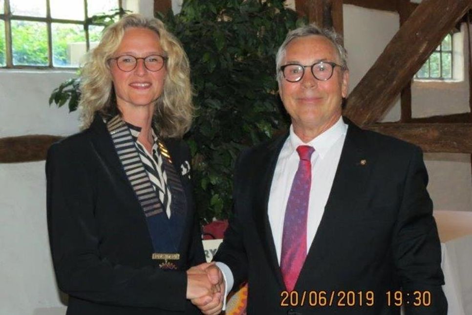 Als neue Präsidentin, und damit erste Frau an der Spitze des Rotary Clubs Neustadt-Ostsee, wurde Nina Hiller vom scheidenden Präsidenten Axel Semrau in das Amt eingeführt.