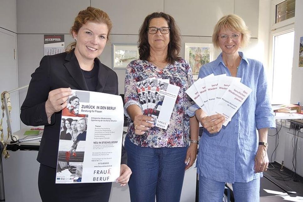 Stellten das neue Angebot in Stockelsdorf gemeinsam vor: Bürgermeisterin Julia Samtleben, Sabine Axt (FRAU &amp;amp; BERUF) und Stockelsdorfs Gleichstellungsbeauftragte Gudrun Dietrich. (Foto: Stefan Setje-Eilers)