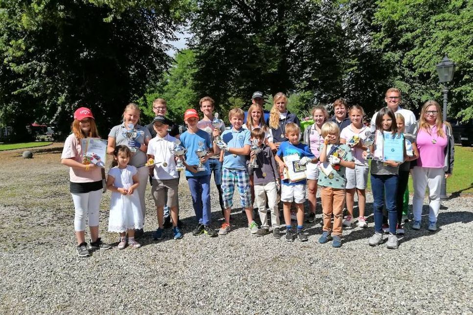 Sieger und Teilnehmer der Jugendgolfwoche.