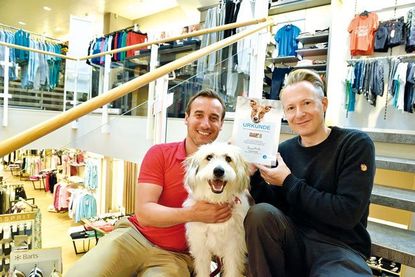 Kemal Besic (r.) vom Plöner Tierschutzverein überreichte Philipp Schatz die Urkunde des Deutschen Tierschutzbundes und zeichnete damit das Modehaus Mews als tierfreundliches Unternehmen aus.