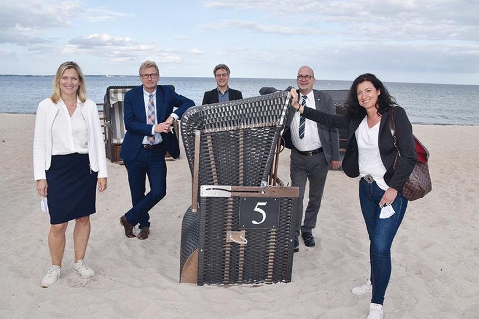 Katja Lauritzen (Geschäftsführerin Ostsee-Holstein-Tourismus e.V.), Minister Bernd Buchholz, André Rosinski (Vorstand Tourismus-Agentur Lübecker Bucht), Jörg Weber (Vorstandsvorsitzender Ostsee-Holstein-Tourismus e.V. &amp;amp; Bürgermeister Fehmarn) und Bettina Schäfer (Bürgermeisterin Scharbeutz) zogen in Scharbeutz eine positive Zwischenbilanz des „Corona-Sommers 2020“.