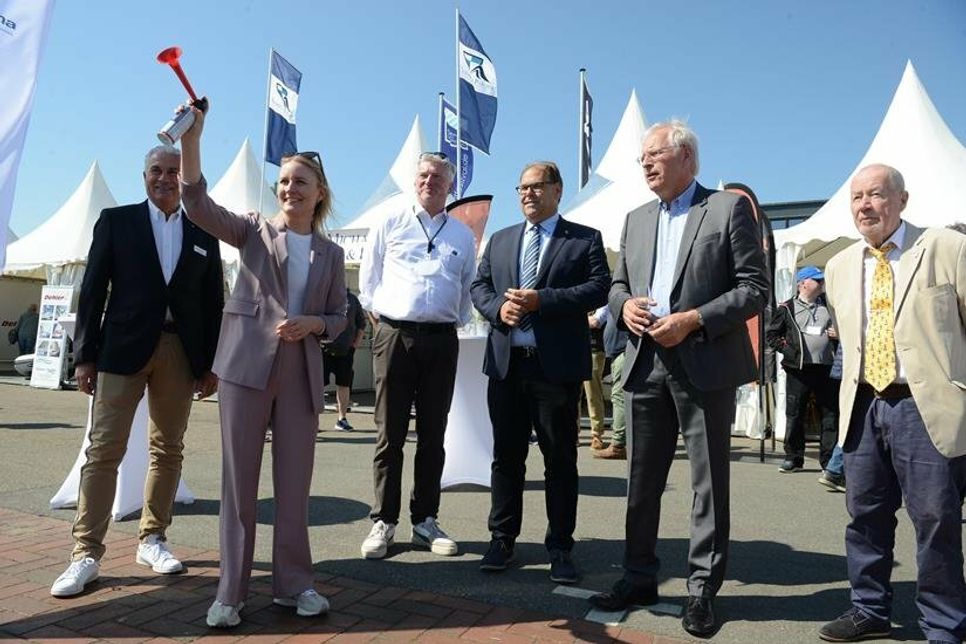 Um punkt 11 Uhr wurde am Freitag mit dem traditionellen „Antuten“ gestartet. Mit dabei: Ancora Geschäftsführer Oliver Seiter, Staatssekretärin Julia Carstens, Veranstalter Heiko Zimmermann, Bürgermeister Mirko Spieckermann, Landrat Reinhard Sager und Bürgervorsteher Sönke Sela (v. lks.).