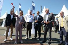 Um punkt 11 Uhr wurde am Freitag mit dem traditionellen „Antuten“ gestartet. Mit dabei: Ancora Geschäftsführer Oliver Seiter, Staatssekretärin Julia Carstens, Veranstalter Heiko Zimmermann, Bürgermeister Mirko Spieckermann, Landrat Reinhard Sager und Bürgervorsteher Sönke Sela (v. lks.).