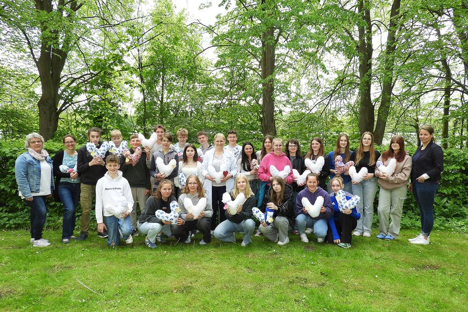 „Voß Sozial“ heißt das Projekt, das am Eutiner Gymnasium regelmäßig die Sensibilität für andere Lebenssituation weckt. Die Schüler*innen der Klasse 9 luden Mitarbeiterinnen der Hospizinitiative ein, setzten sich mit den Themen Sterben, Tod und Trauer auseinander und nähten Herzkissen für die Krebs-Patientinnen des Brustzentrums der Eutiner AMEOS-Klinik.