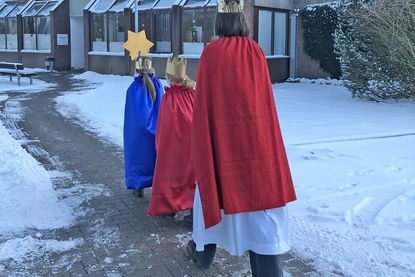 Sternsinger auf dem Weg zur Ostseeklinik.