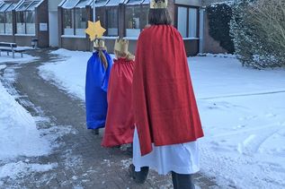 Sternsinger auf dem Weg zur Ostseeklinik.