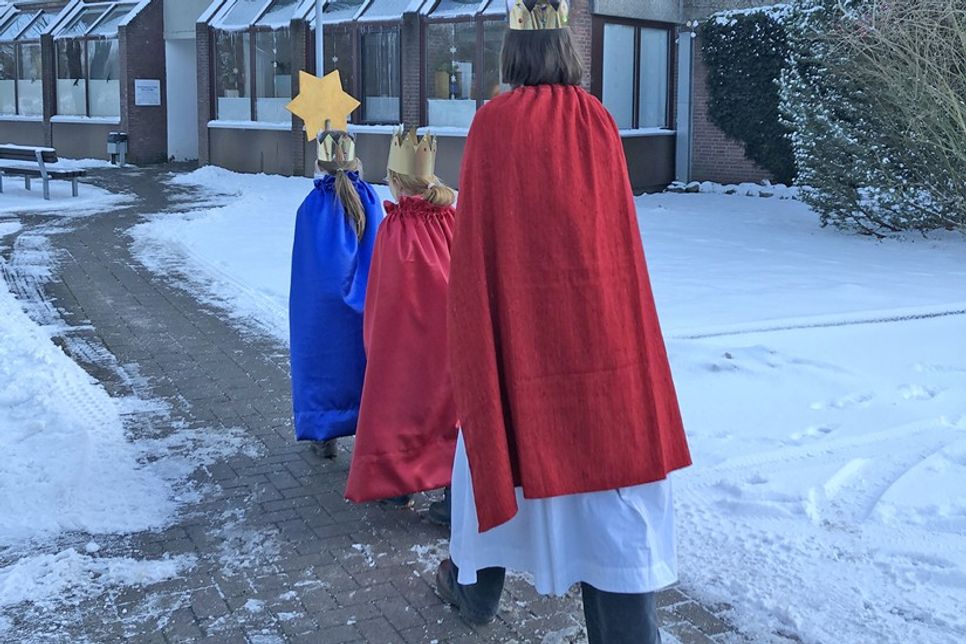 Sternsinger auf dem Weg zur Ostseeklinik.