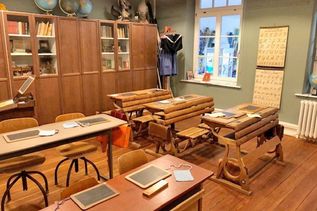 Schreiben lernen wie anno dazumal im historischen Schulzimmer des Schönberger Kindheitsmuseums.