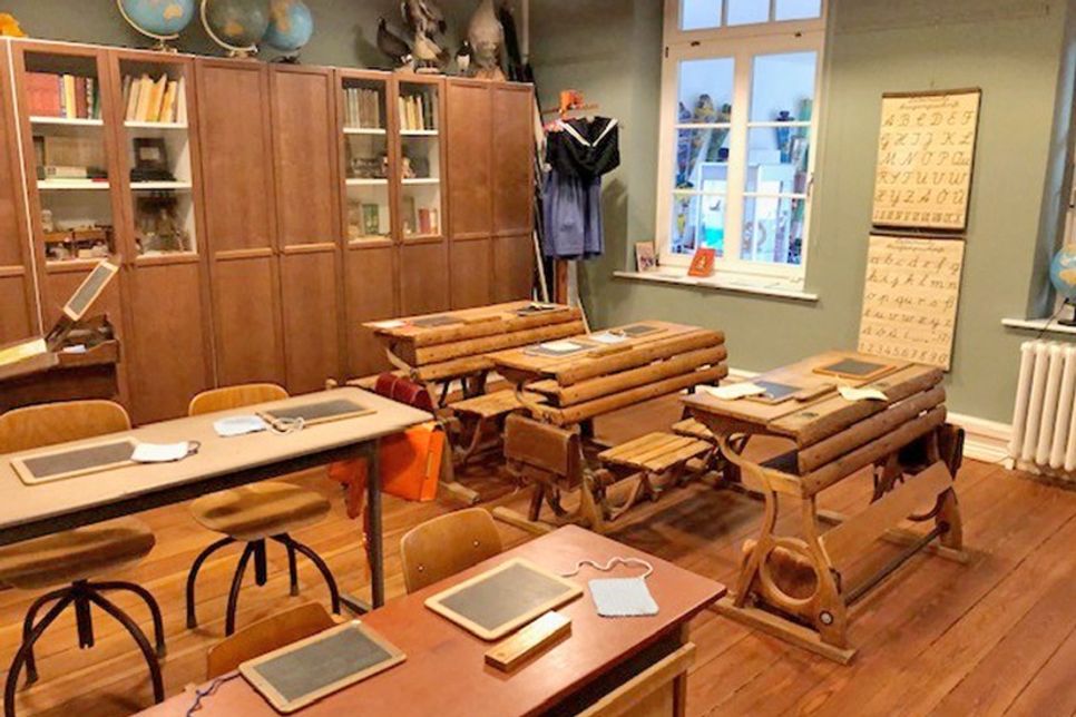 Schreiben lernen wie anno dazumal im historischen Schulzimmer des Schönberger Kindheitsmuseums.
