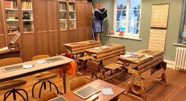 Schreiben lernen wie anno dazumal im historischen Schulzimmer des Schönberger Kindheitsmuseums.
