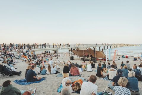 32 kostenfreie Strandkonzerte in der Lübecker Bucht: „Musik im Strandkorb“ startet in den Sommer