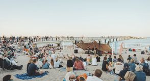 32 kostenfreie Strandkonzerte in der Lübecker Bucht: „Musik im Strandkorb“ startet in den Sommer
