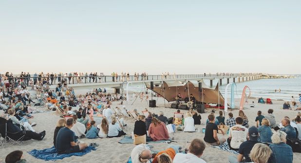 32 kostenfreie Strandkonzerte in der Lübecker Bucht: „Musik im Strandkorb“ startet in den Sommer