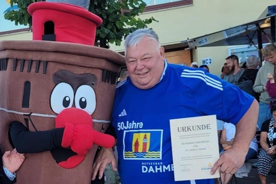 Reinhard Oberheim mit dem Dahmer Leuchtturm „Fiete“ während der Gästebegrüßung.