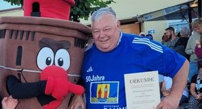 Reinhard Oberheim mit dem Dahmer Leuchtturm „Fiete“ während der Gästebegrüßung.