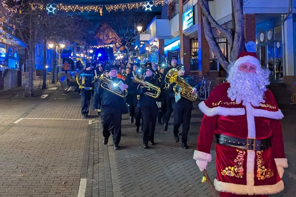 Der Laternenumzug wird vom Feuerwehrmusikzug der Gemeindewehr Grömitz begleitet.