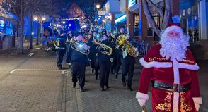 Der Laternenumzug wird vom Feuerwehrmusikzug der Gemeindewehr Grömitz begleitet.