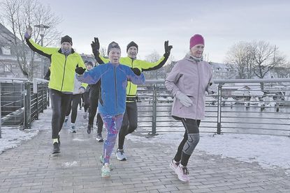 Minus sechs Grad, eisiger Ostwind: kein Problem für diese LTV-Läufer, die gerade die alte Schwentinebrücke passieren.