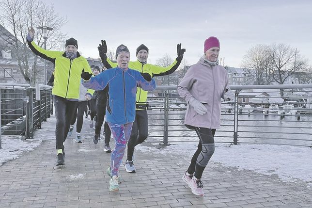 Minus sechs Grad, eisiger Ostwind: kein Problem für diese LTV-Läufer, die gerade die alte Schwentinebrücke passieren.