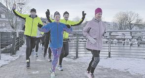 Minus sechs Grad, eisiger Ostwind: kein Problem für diese LTV-Läufer, die gerade die alte Schwentinebrücke passieren.