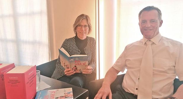 Ute Scholz und Matthias Pfaff gestalteten eine Lesung mit Diskussion zum Kinderbuch „Der war’s“, in der es um rechtsstaatliche Prinzipien ging.