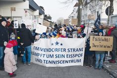 Rund 250 Kinder und Erwachsene nahmen am 18. Februar an der Demo zum Erhalt des Eissport- und Tenniscentrums teil.